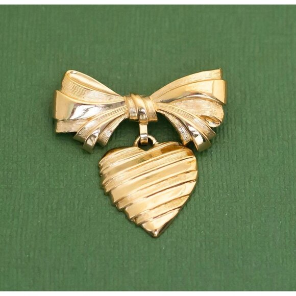 Vintage Heart Ribbon Brooch by Avon K24 - Picture 1 of 2